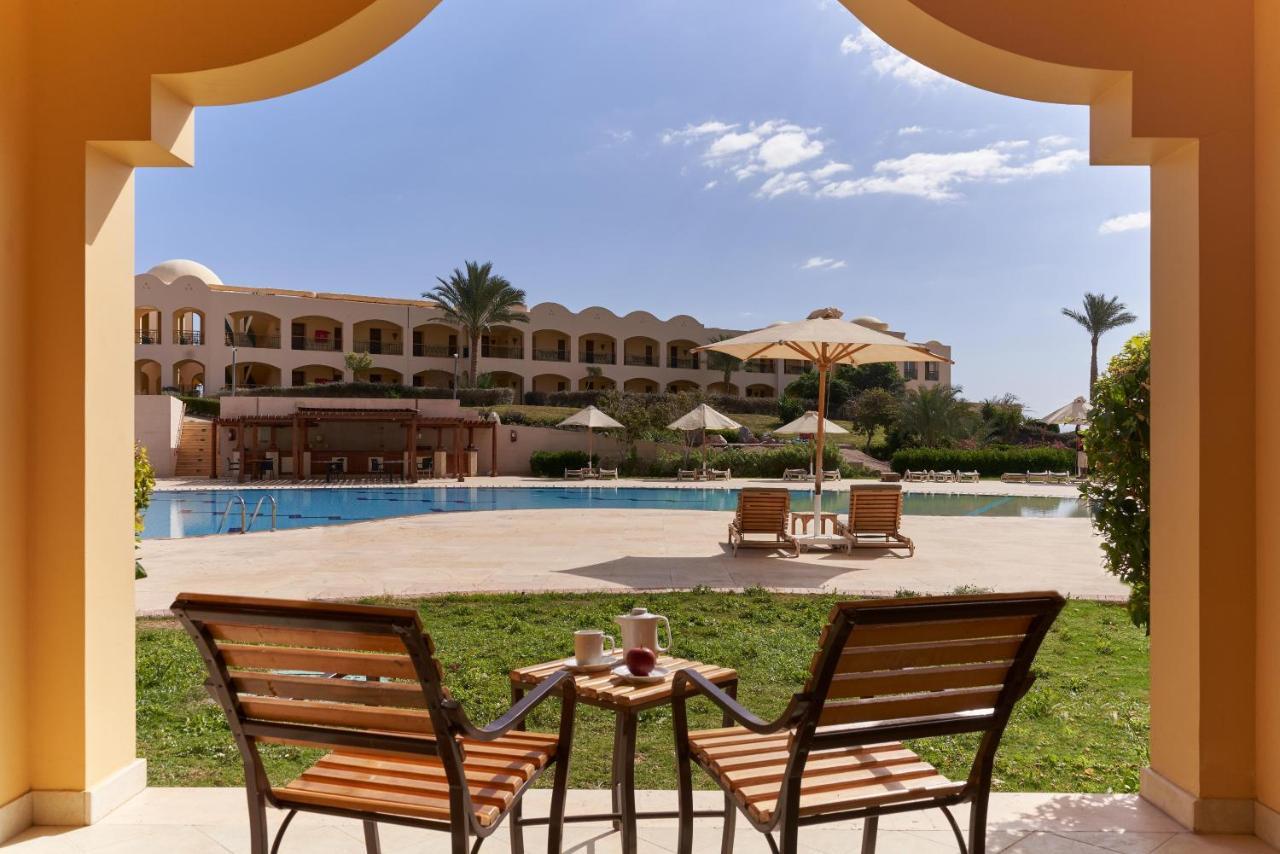 Mosaique Beach Resort Taba Heights Exteriör bild The swimming pool at the hotel