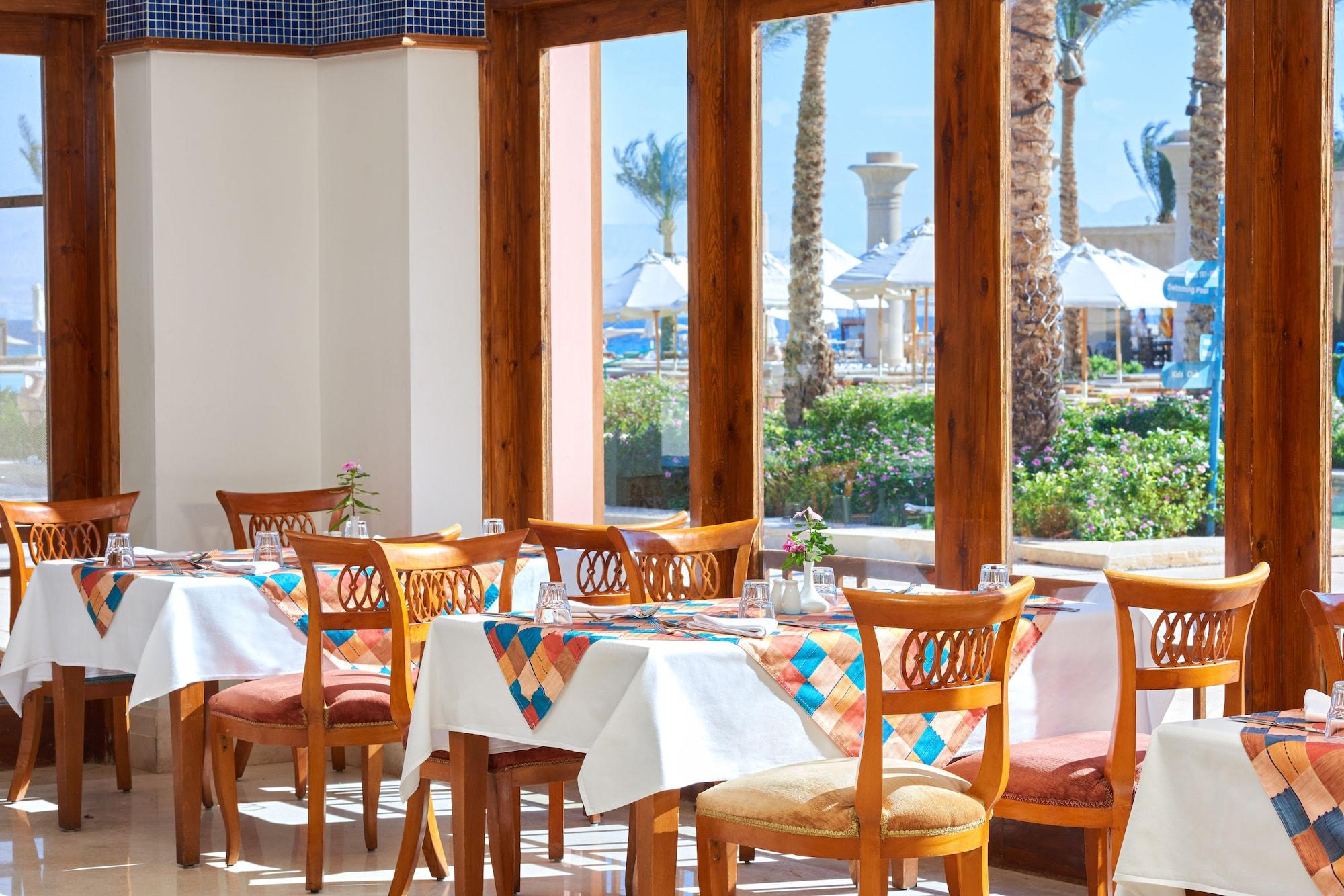 Mosaique Beach Resort Taba Heights Exteriör bild Restaurant at a resort